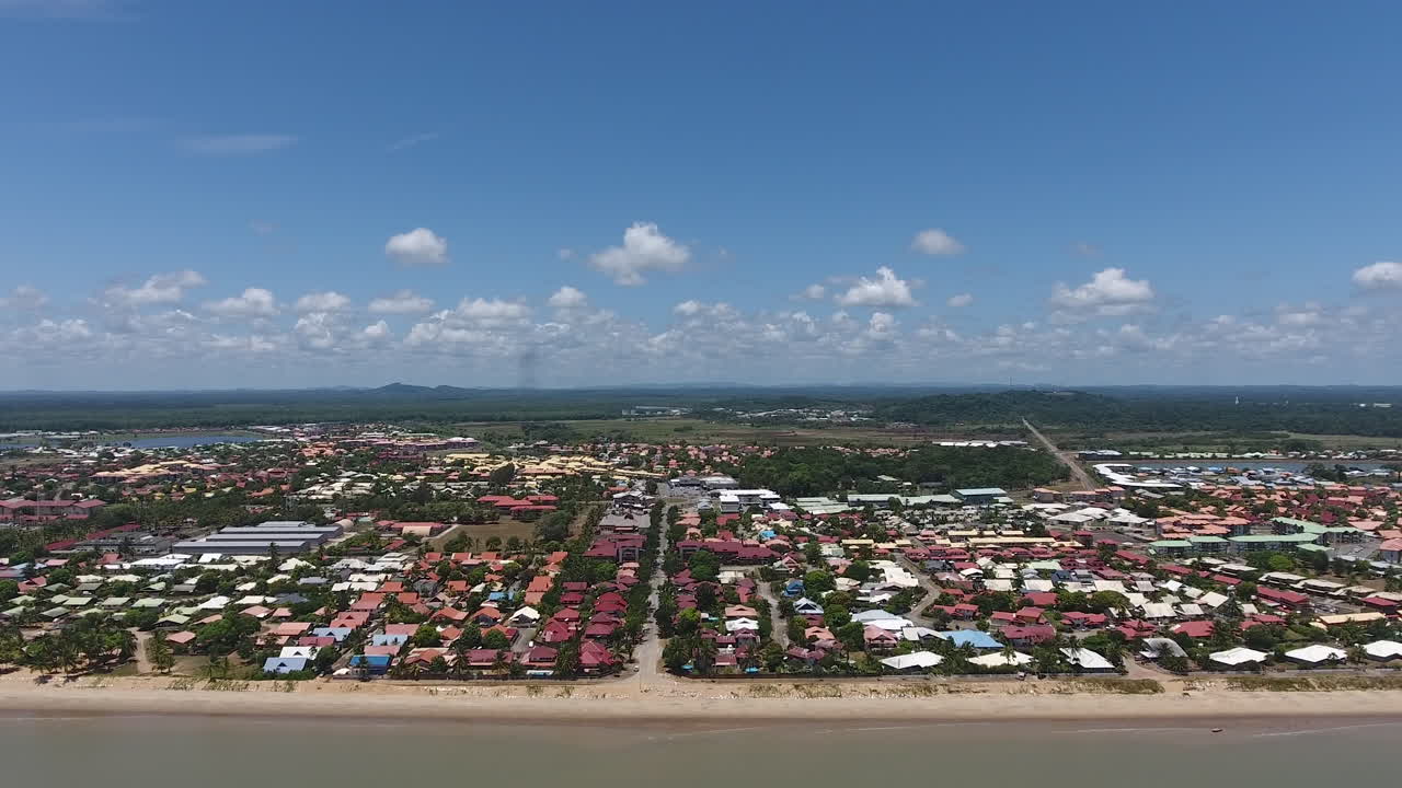 comuna de kourou, guayana francesa. vista aérea con la playa delantero