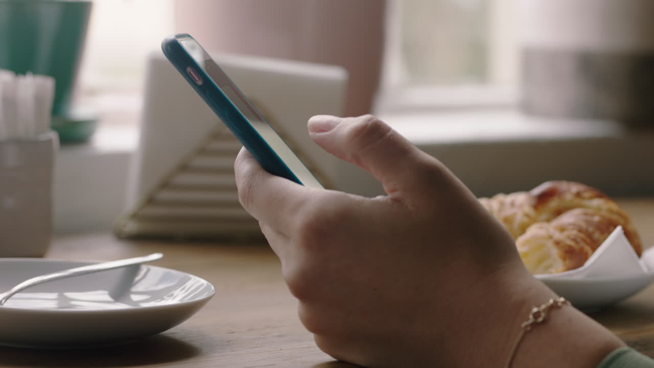 mujer de negocios usando un teléfono inteligente en una cafetería navegando por mensajes en línea bebiendo café enviando mensajes de texto compartiendo estilo de vida en las redes sociales disfrutando de la comunicación por teléfono móvil de cerca manos