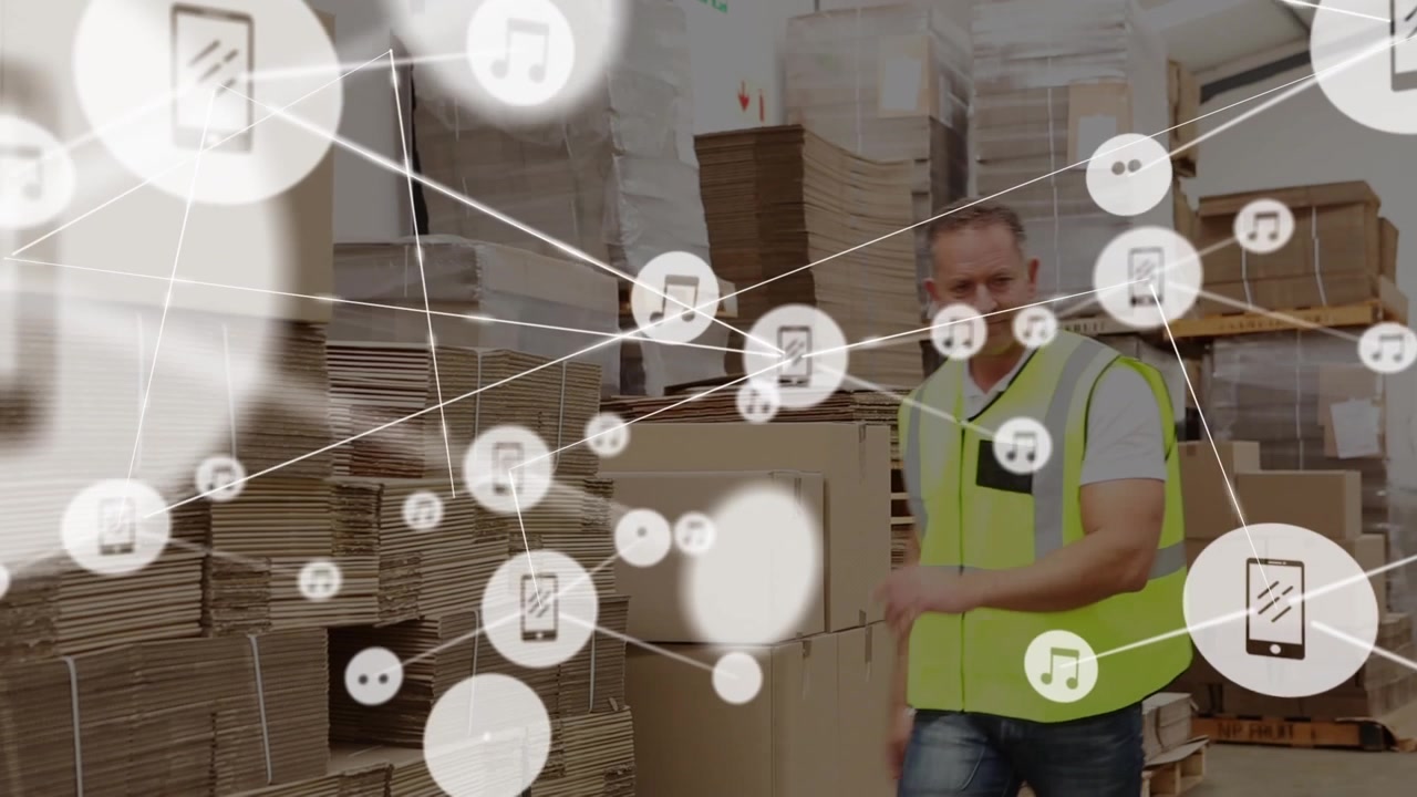 Animazione di una rete di connessioni con icone sopra un lavoratore caucasico in un magazzino
