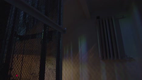 interior oscuro con estructuras metálicas
