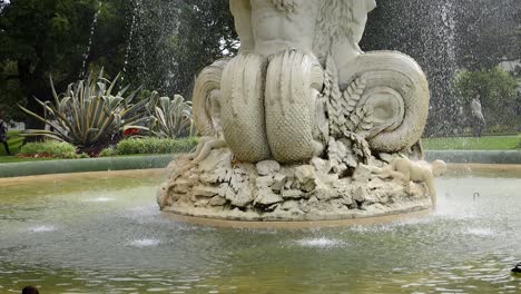 fuente de agua con estatuas en melbourne, australia