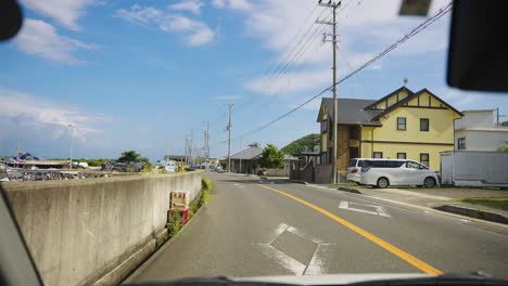 Conduciendo-Por-Un-Pequeño-Pueblo-Pesquero-En-Awaji,-Japón,-Toma-De-Punto-De-Vista