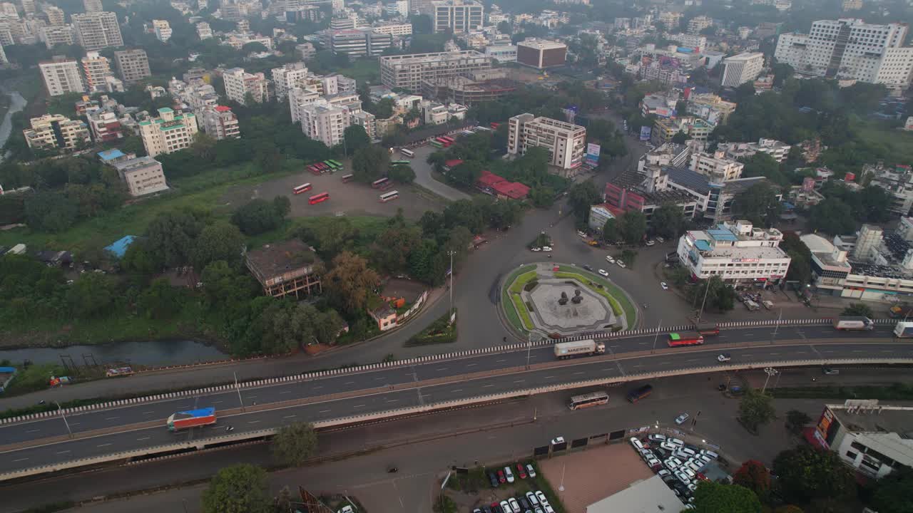 Appartamenti residenziali e commerciali di lusso di livello 2 a Nashik, cerchio di Mumbai Naka con fermata dell'autobus MSRTC, Maharashtra, ripresa aerea