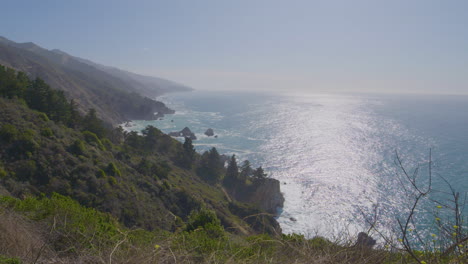 lapso de tiempo de la vista de la ladera de las olas rodando en las costas de la playa de big sur ubicada en california