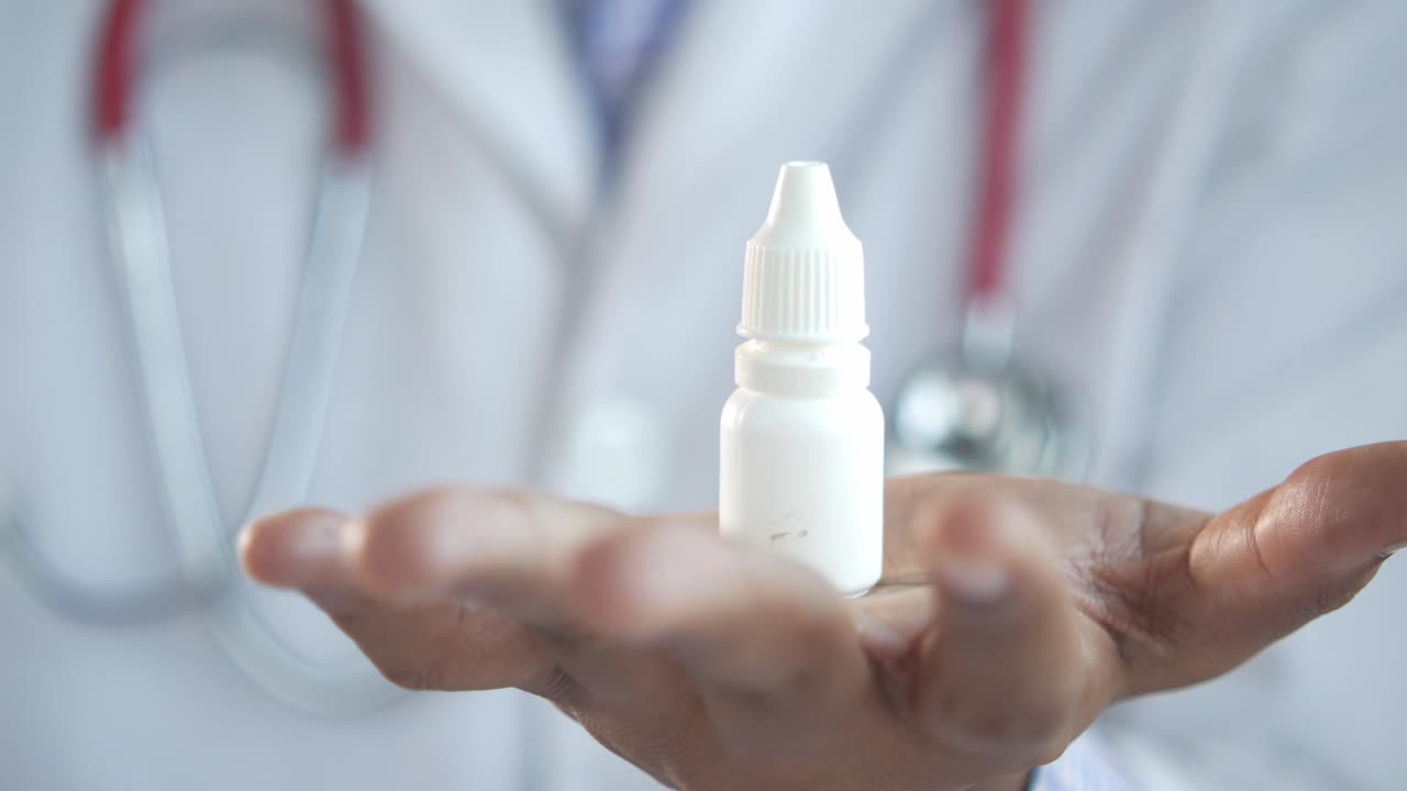 médico con gotas para los ojos