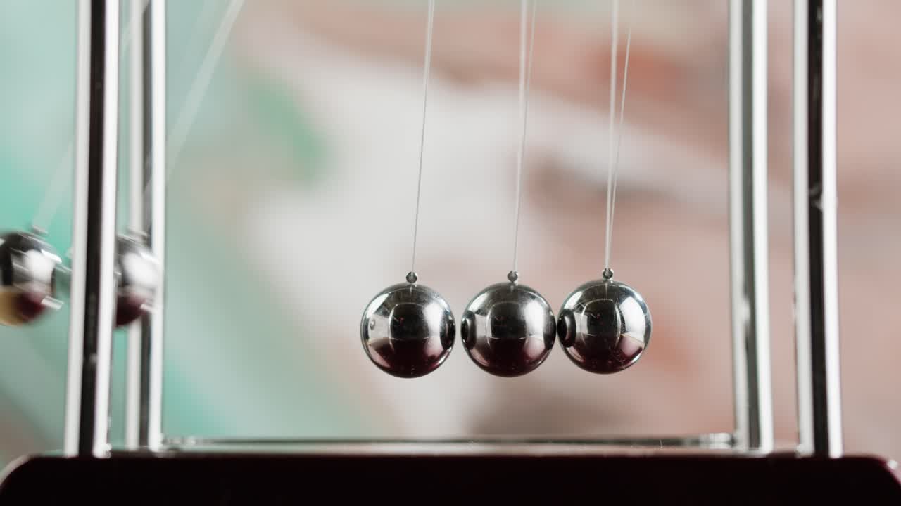 뉴턴의 요람이 움직이고 있다.