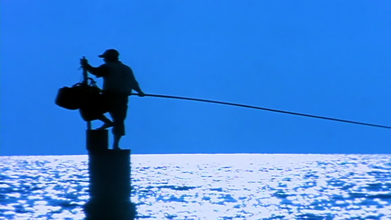 베이루트 레바논 1의 지중해에 어부가 실루엣으로 서 있습니다.