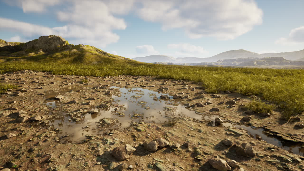 valle de montaña de otoño contra el cielo nublado azul