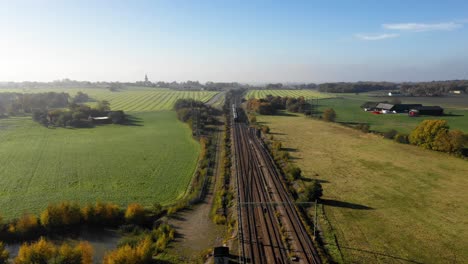 vista aérea del tren que acaba de salir de la estación y se va a través de una curva