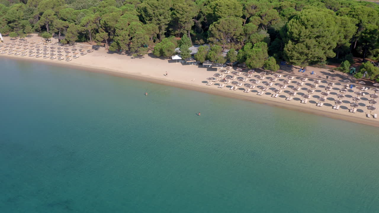 desde el aire: vista panorámica de la playa de koukounaries en el sur de la isla de skiathos, grecia en un día soleado