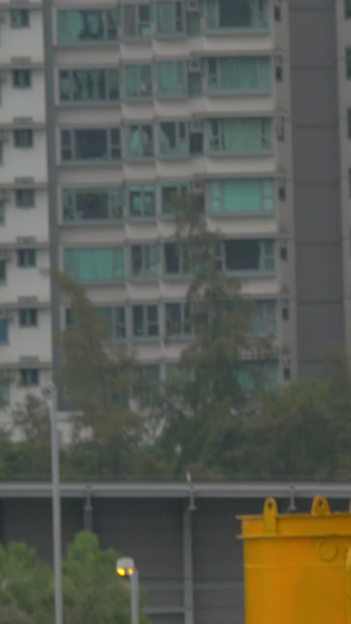 Panorâmica Vertical Descendente de Edifício Residencial para Estruturas Industriais