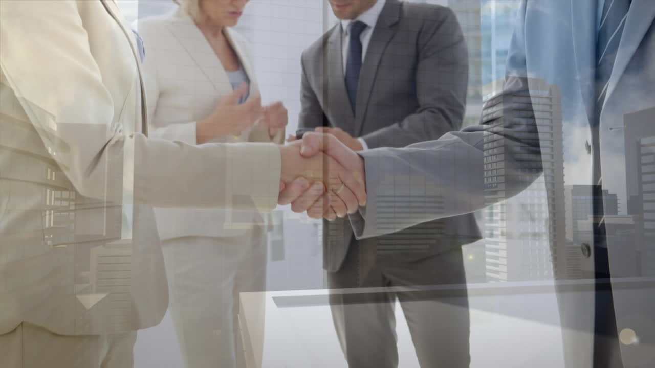 composición digital de un hombre de negocios caucásico y una mujer de negocios estrechando la mano contra edificios altos