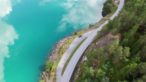 Eine-Kurvenreiche-Straße-Und-Atemberaubende-Himmelsreflexionen-Im-See-Oppstrynsvatnet