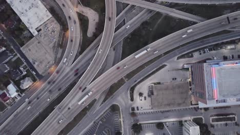 vuelo de drones sobre la autopista san antonio texas en