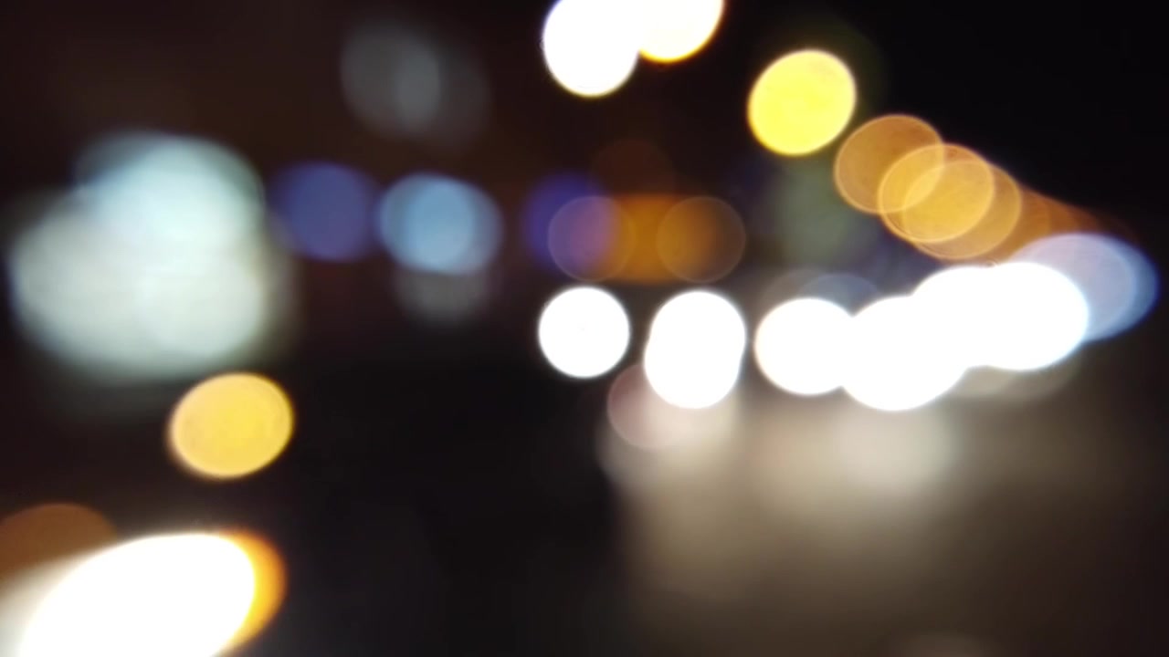 Traffico di auto sulle strade della città di notte. Sfocato