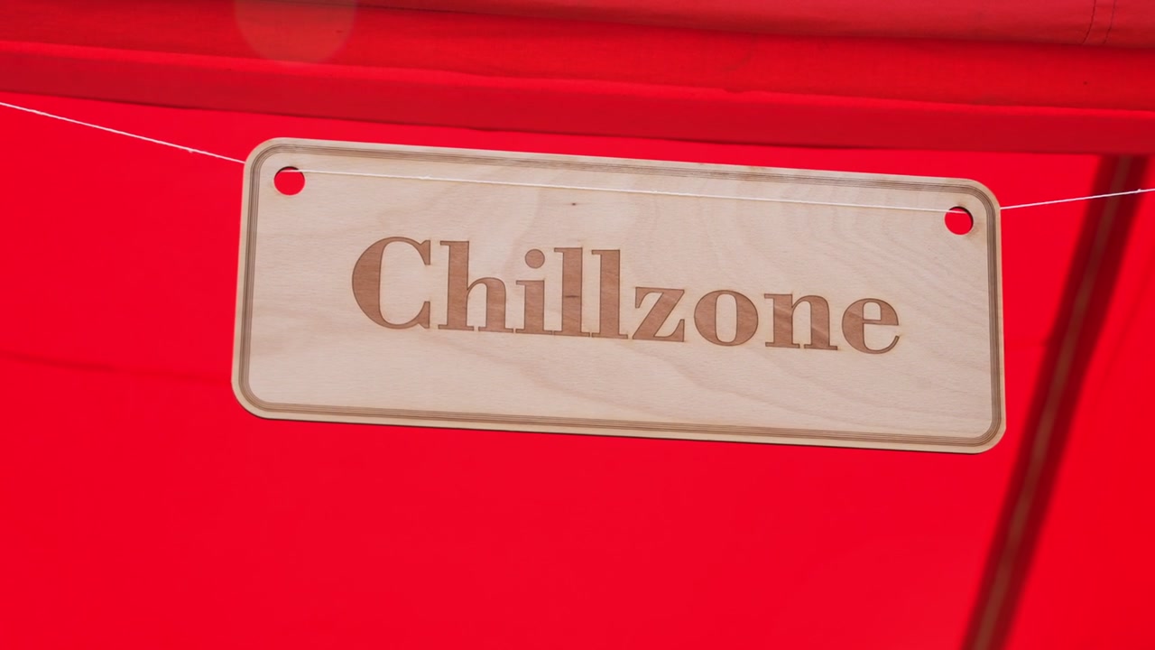 Una ripresa ravvicinata al rallentatore di un cartello di legno con la scritta 'Chillzone'