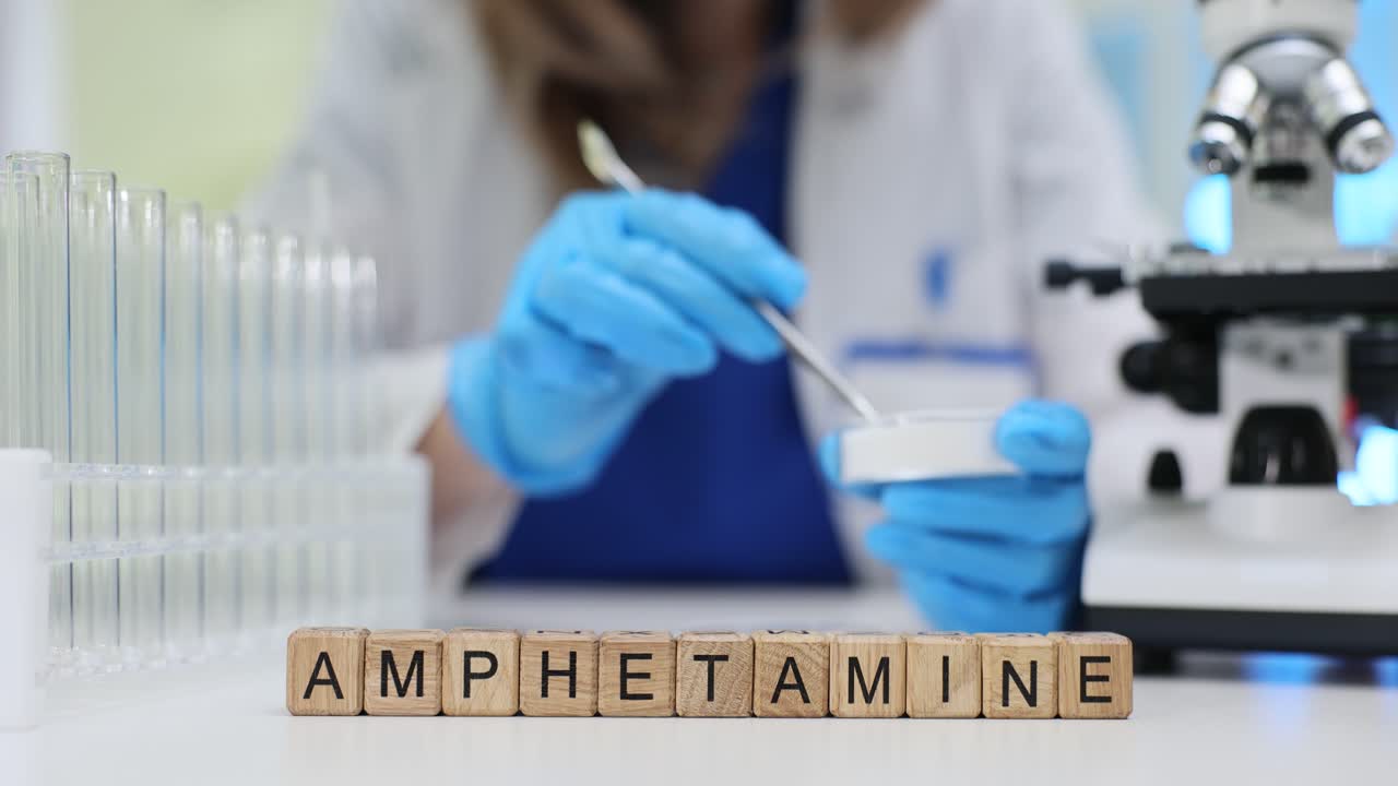 Scienziato analizza un campione di anfetamina in un laboratorio medico