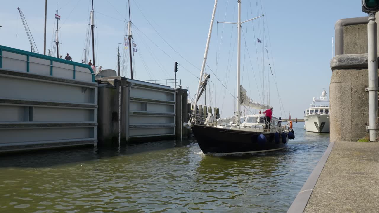 yates navegando por una esclusa del canal