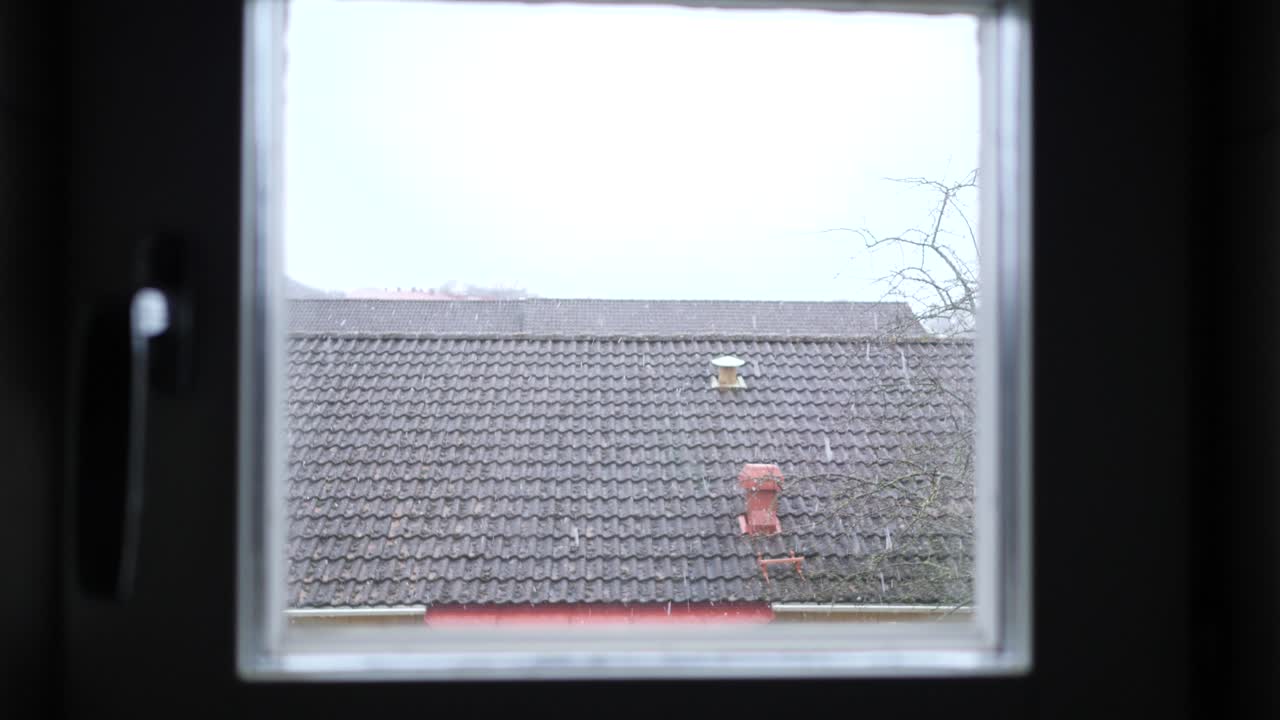 눈이 내리는 창밖으로 천천히 패닝