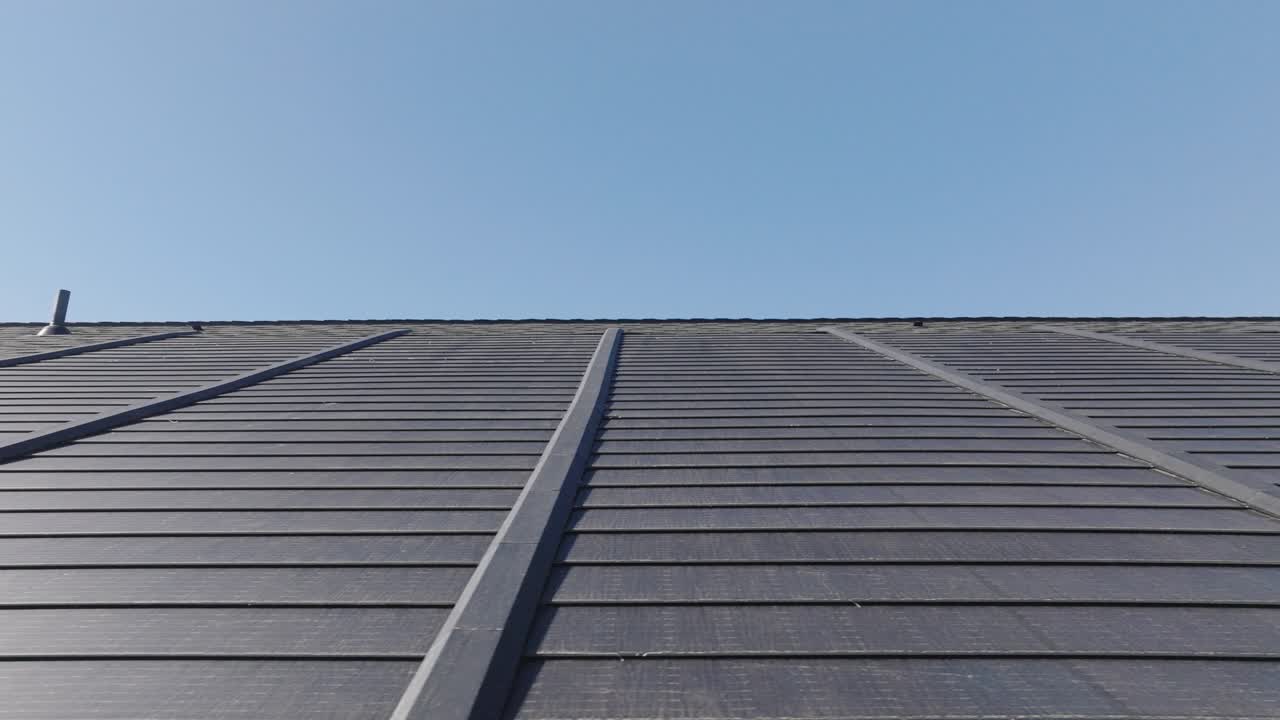 은 하늘 아래 상업용 건물에 설치된 우아하고 현대적인 태양 전지 의 상세한 시각.