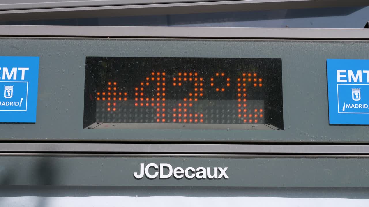 Digital display showing time and temperature in Madrid