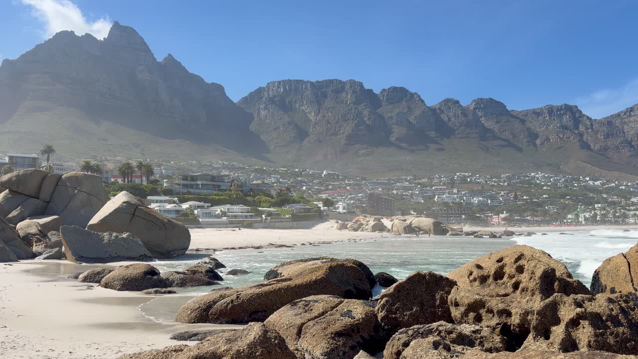 Camps Bay, za krásného slunečného letního dne.