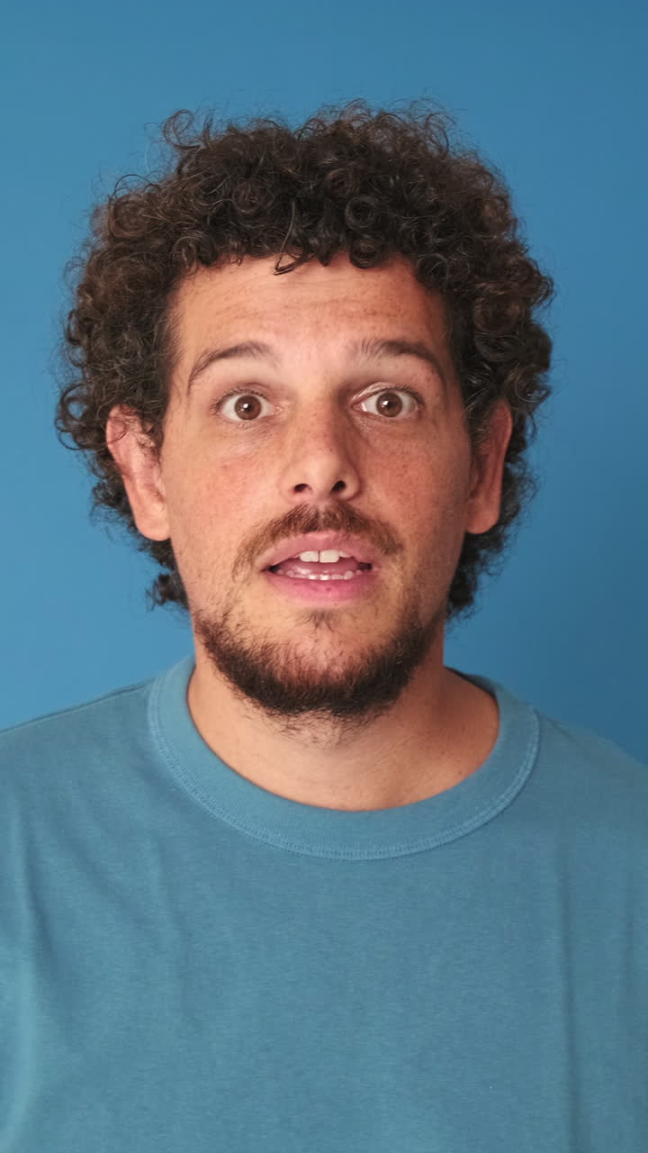 Hombre con pelo rizado mostrando diversas emociones sobre fondo azul