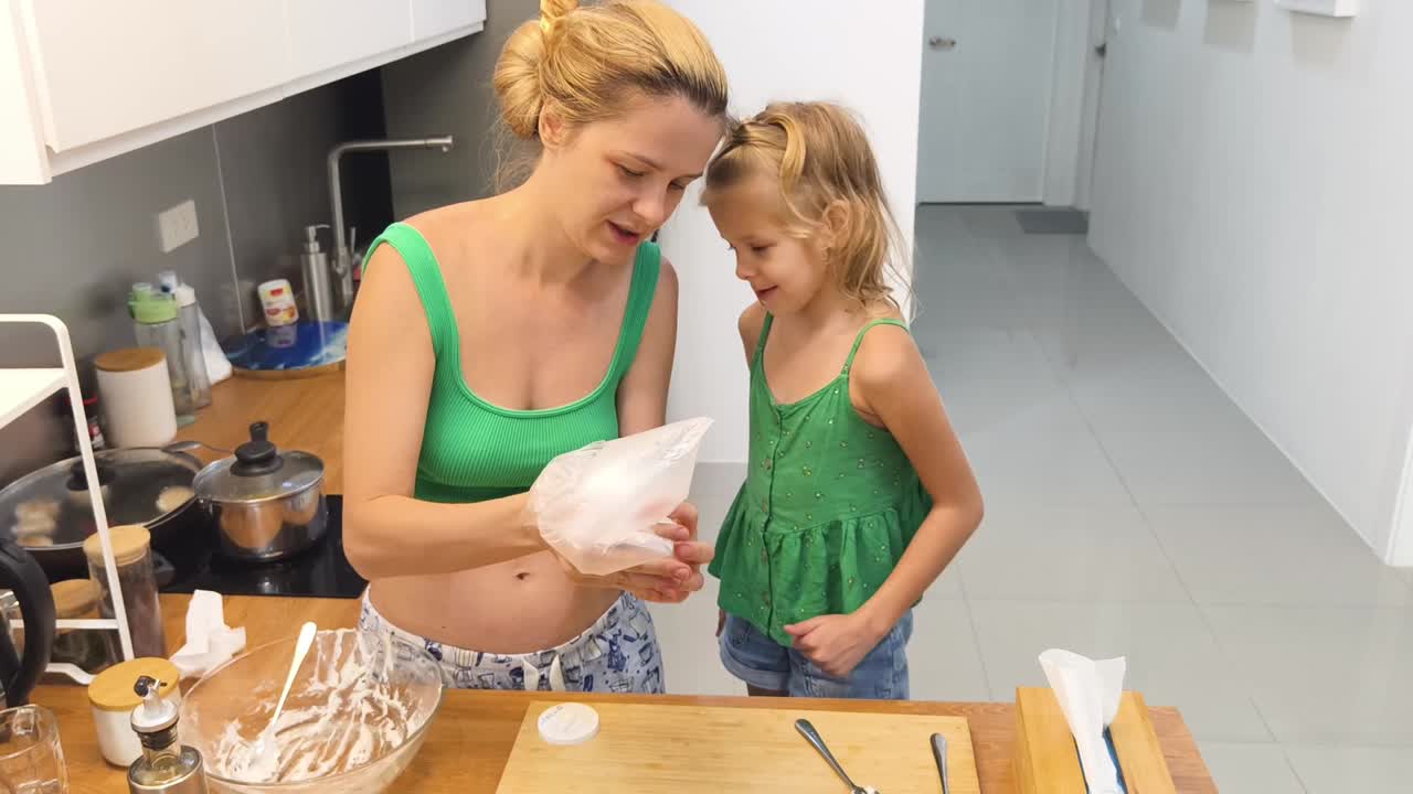 어머니 와 딸 이 함께 베이킹 하고 있다