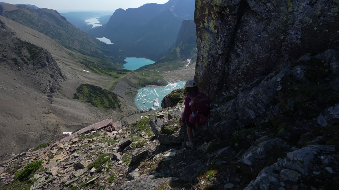 joven excursionista femenina con mochila en el mirador panorámico por encima de los lagos glaciares