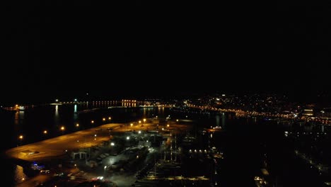 Mallorca-Palma-Spanien-Bei-Nacht-Vom-Hafen-Aus-Mit-Einer-Drohnenansicht-Bei-4k-24fps