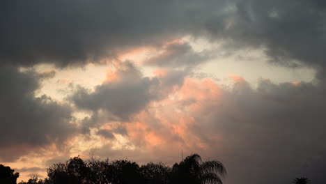 las nubes de colores flotan entre sí en un dramático fondo abstracto del cielo
