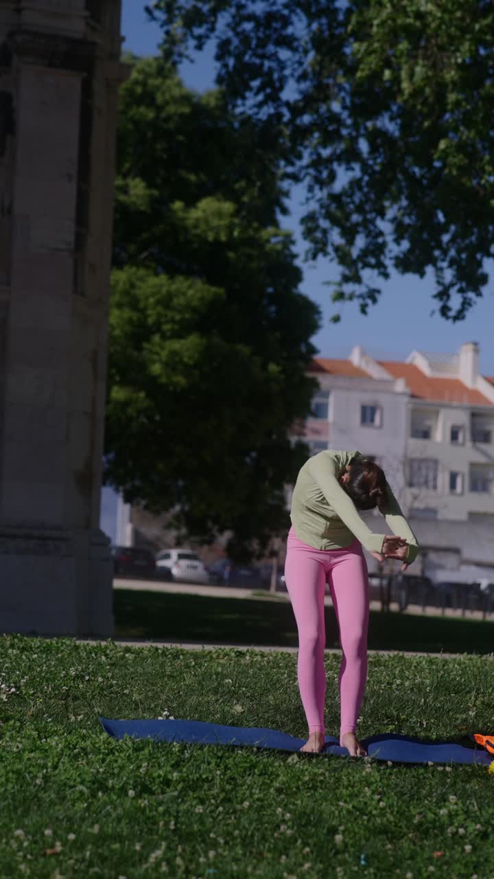 mujer practicando yoga al aire libre en un parque