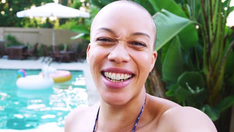 Retrato-De-Una-Mujer-Afroamericana-Con-La-Cabeza-Rapada-Al-Aire-Libre-Con-Amigos-Disfrutando-De-Una-Fiesta-En-La-Piscina-De-Verano