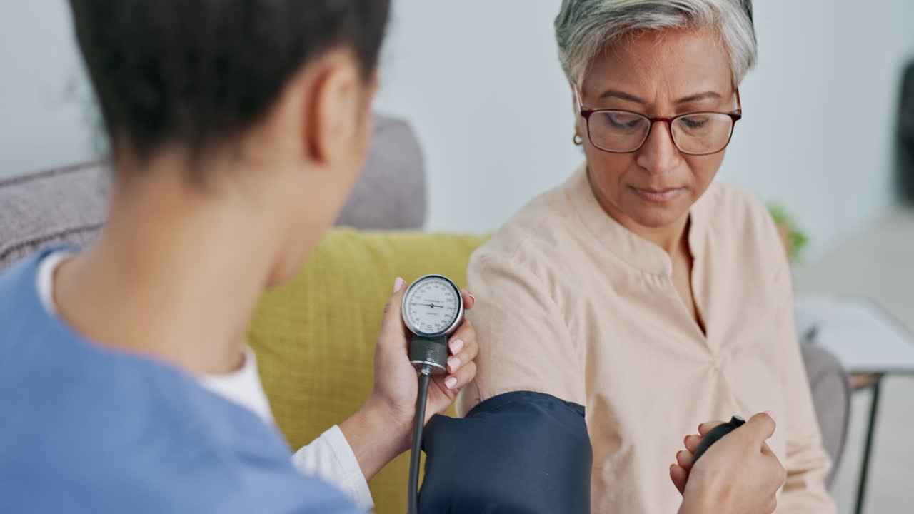 enfermera, paciente de edad avanzada y control de la presión arterial