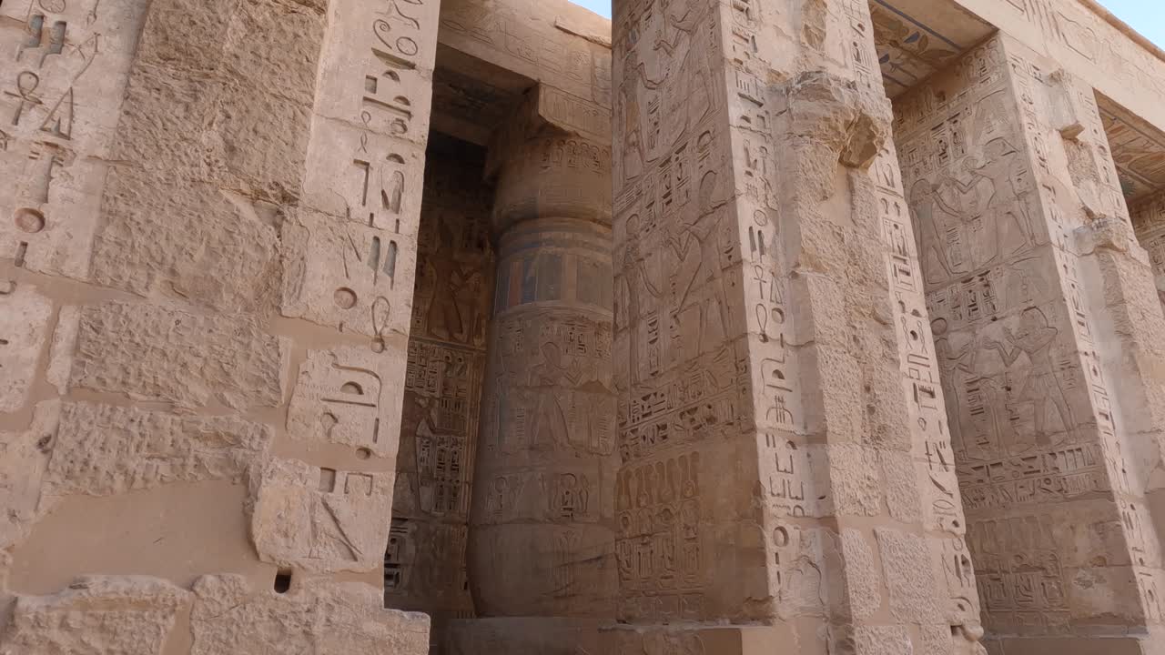 arquitectura de piedra arenisca con antiguas inscripciones egipcias - templos de medinet habu