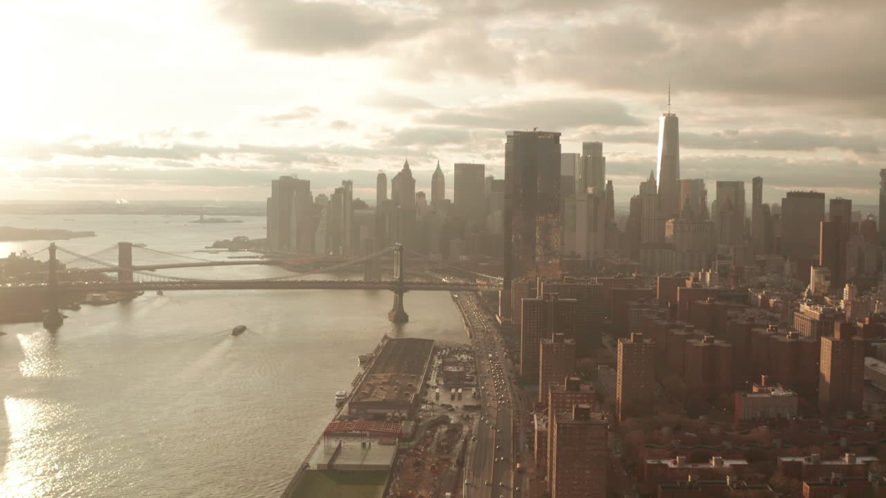 뉴욕시 금융 지구를 향한 fdr 드라이브를 통한 공중 촬영