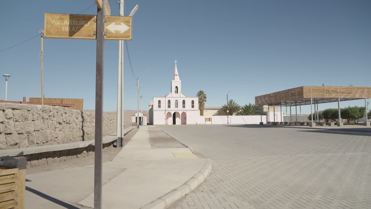 frente a la iglesia de huara en la comuna de tarapaca, chile