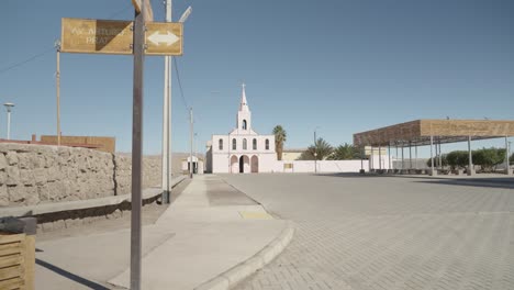 Vor-Der-Kirche-Von-Huara-In-Der-Gemeinde-Tarapaca,-Chile