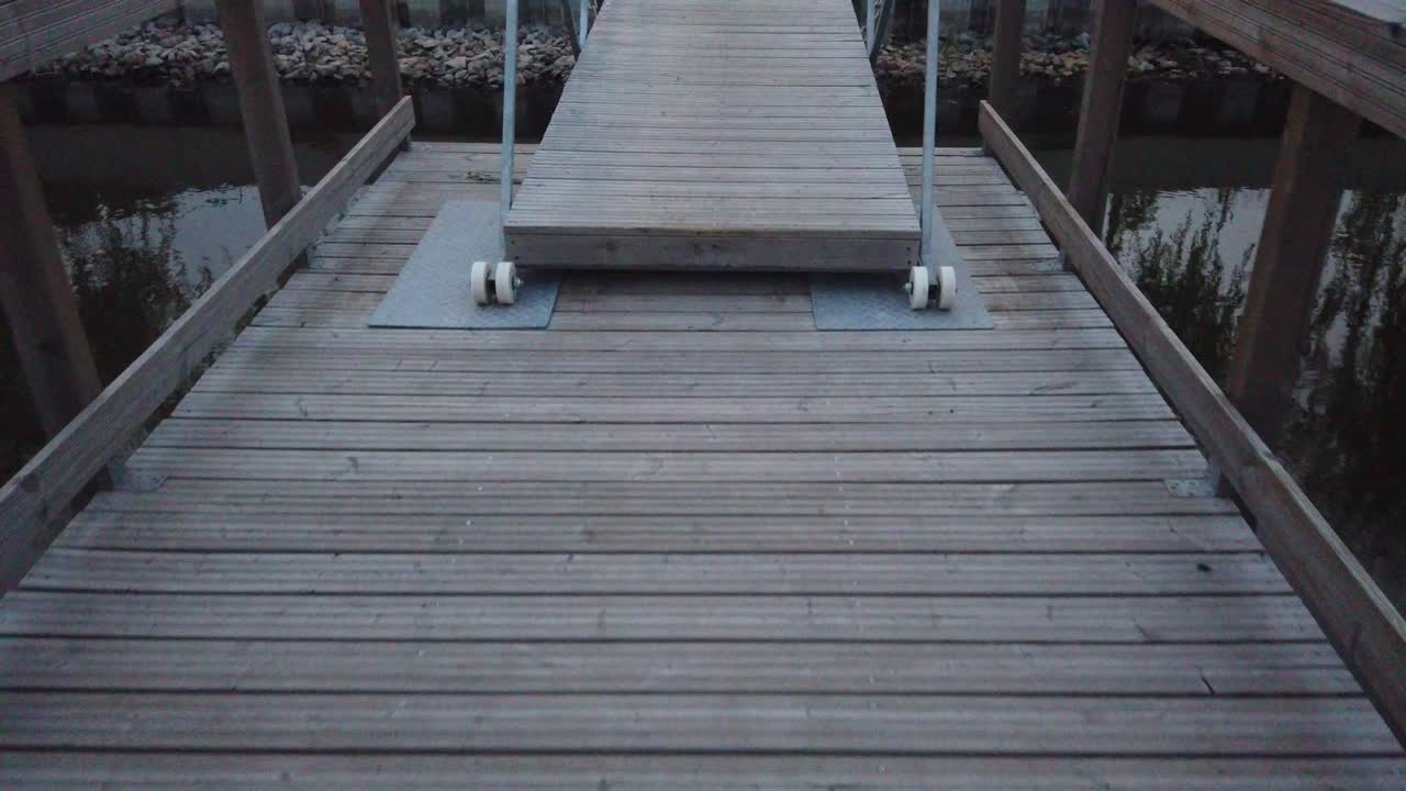 прогулка на понтоне по озеру