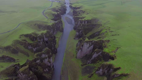 Paisaje-único-De-Fjadrargljufur-En-Islandia.