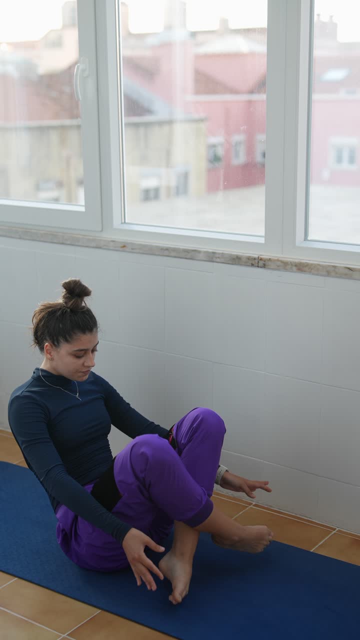 mujer practicando posturas de yoga en casa