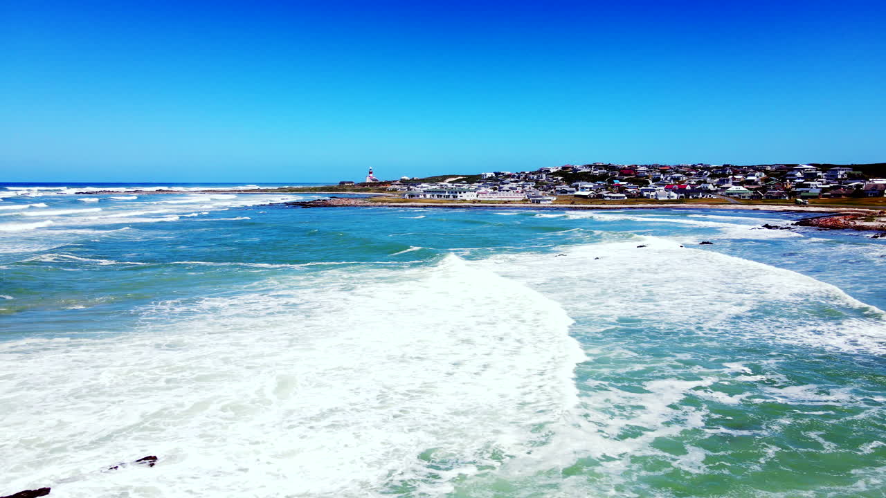 Onde che si infrangono sulla costa rocciosa di Capo Agulhas nell'Africa meridionale