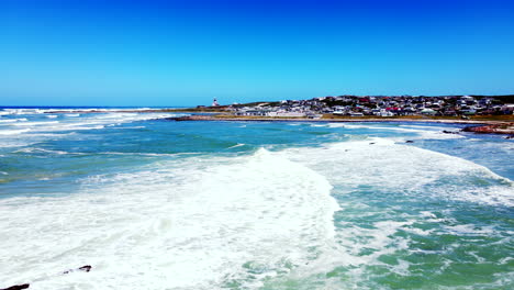olas chocando contra la costa rocosa de cabo agulhas en el sur de áfrica