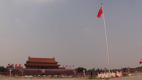 Plaza-De-Tiananmen-Con-Bandera-China-Ondeando-En-El-Viento,-Beijing,-China