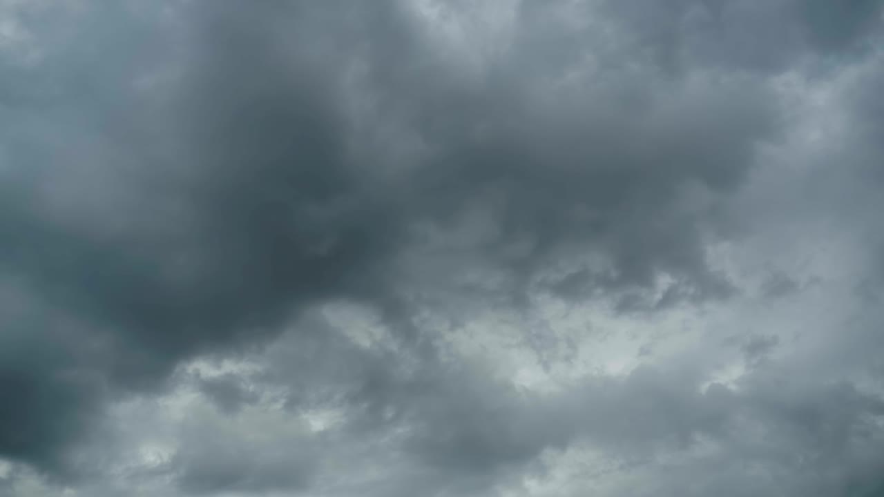 空を流れる灰色の雲。タイムラプス
