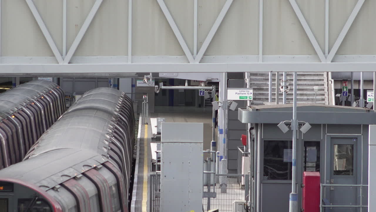 정부가 코로나 바이러스 잠금 제한을 완화했지만 대중 교통을 피한다고 말한 다음날 러시아워에 stratford 역에 도착하는 꽉 찬 지하철에서 사람들이 내립니다.