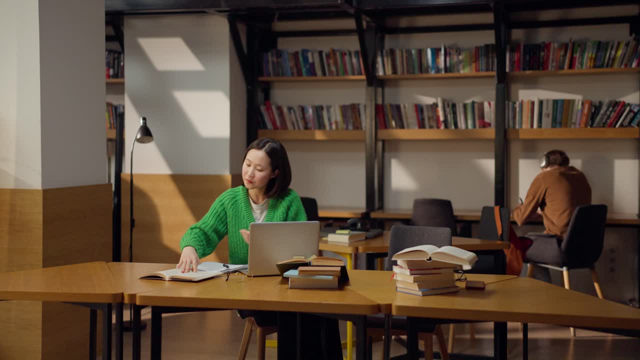 estudiante estudiando en una biblioteca moderna
