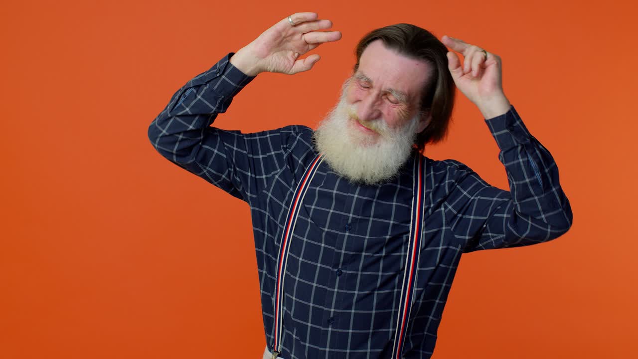 놀란 노인 수염 남자의 소원, 행운을 기다리는, 복권 결과, 불행, 손실