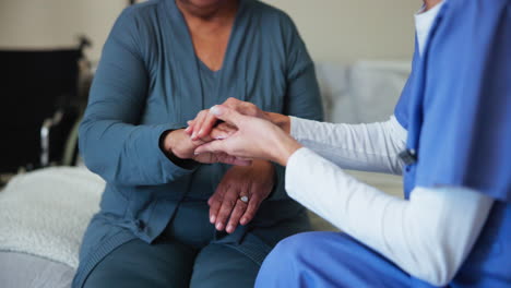 enfermera cuidando a una anciana en una cama de hospital