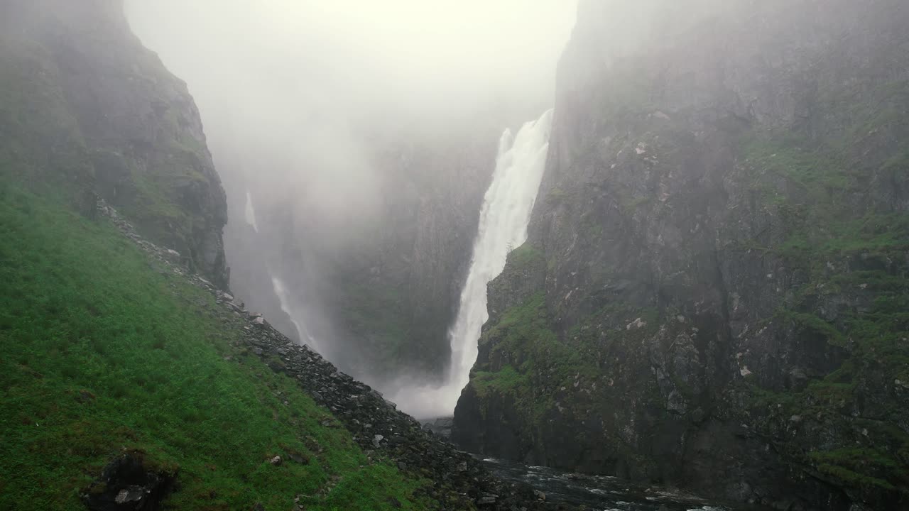 vista brumosa a través del barranco de la caída de la cascada voringsfossen